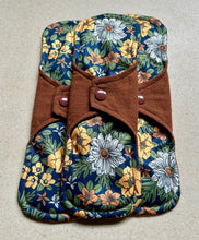 Load image into Gallery viewer, 5 Cloth Pad Set Organic Rust/Flowers