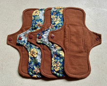 Load image into Gallery viewer, 5 Cloth Pad Set Organic Rust/Flowers