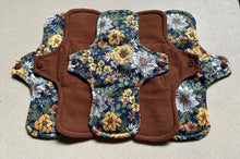 Load image into Gallery viewer, 5 Cloth Pad Set Organic Rust/Flowers