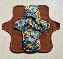 Load image into Gallery viewer, 5 Cloth Pad Set Organic Rust/Flowers