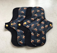 Load image into Gallery viewer, Black/Honeybees Flannel Top