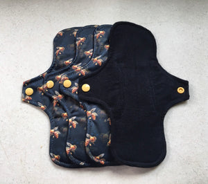 Black/Honeybees Flannel Top