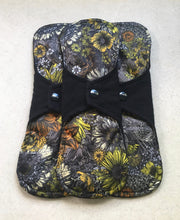 Load image into Gallery viewer, Black/Flowers Flannel Top